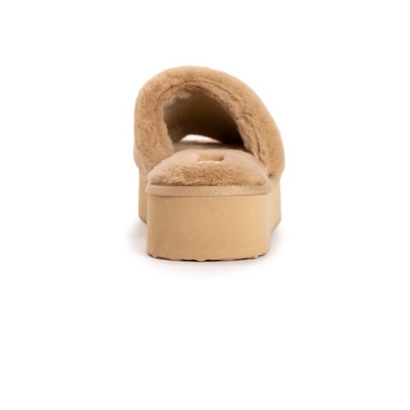 NEW Muk Luks Kirstey Faux Fur Slide Platform Slides in Irish Cream Size Medium - Picture 6 of 8